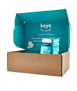 Kennenlernset No Stress Kaya Happy Gummies CBD Fruchtgummis und CBD 5% Adaptogen Öl in Box von Seite